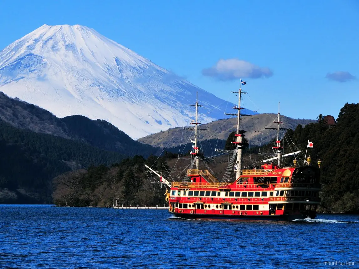 Ashi-See Kreuzfahrtboot mit Mount Fuji im Hintergrund