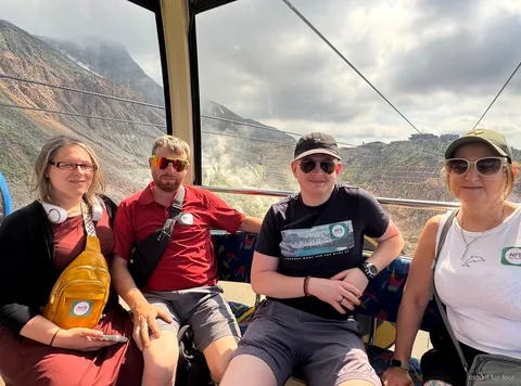 Hakone-Seilbahn Gondel über dem vulkanischen Owakudani-Tal