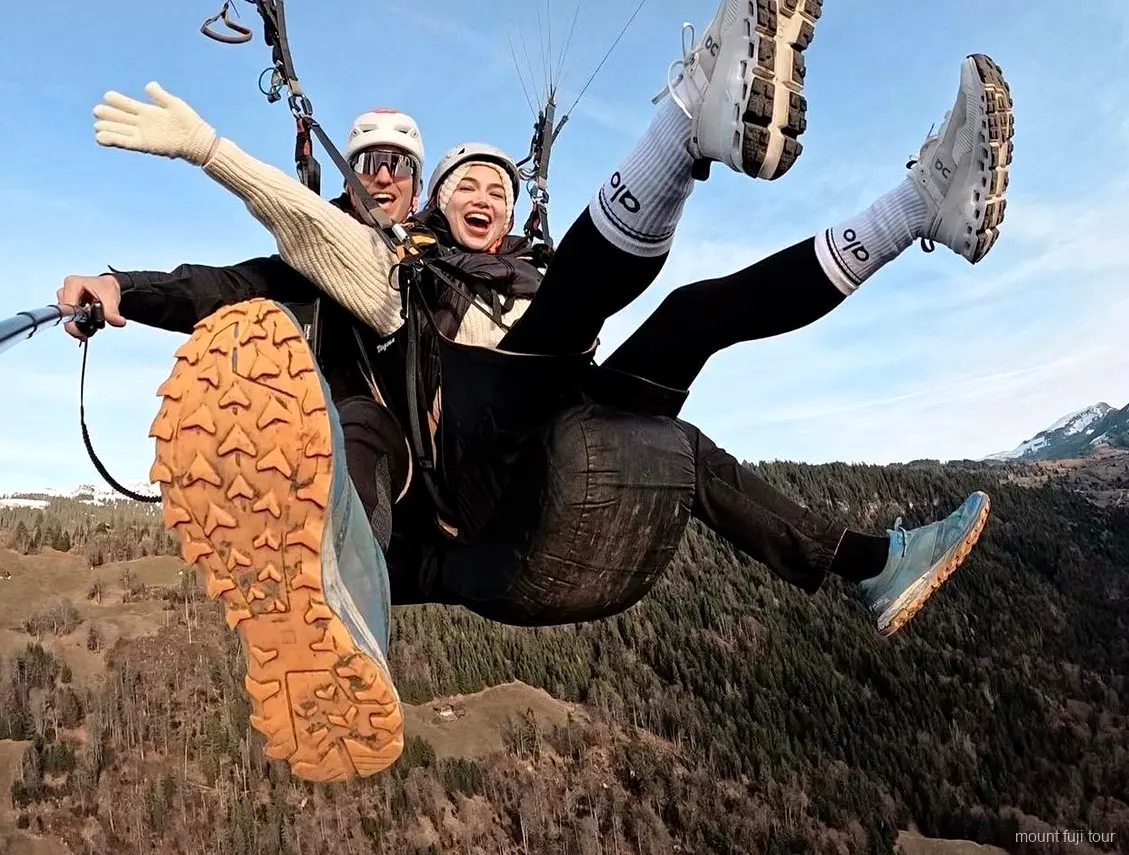 Décollage en parapente sur le plateau d'Asagiri près du Mont Fuji