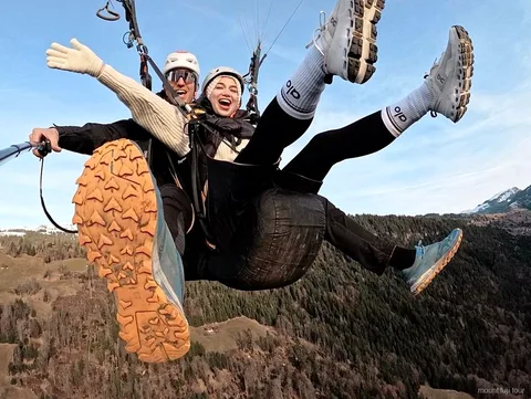 Despegue de parapente en la meseta de Asagiri cerca del Monte Fuji