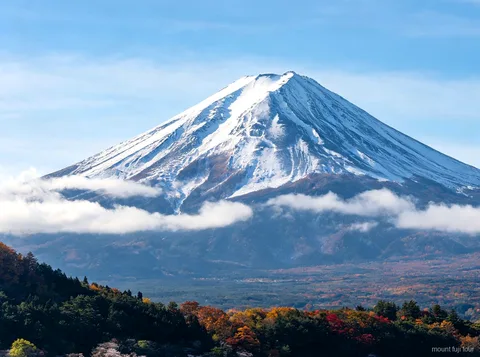 Reflejo de espejo del Monte Fuji al amanecer en la playa de Hirano