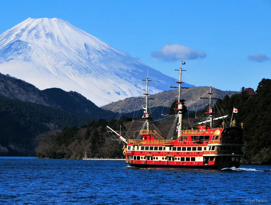 Barca della crociera sul lago Ashi con il Monte Fuji sullo sfondo